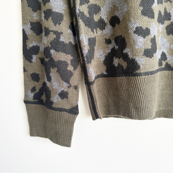 by Anthropologie Ethan Crew Neck Leopard Print Sweater Green Gray Black Small - Picture 3 of 9
